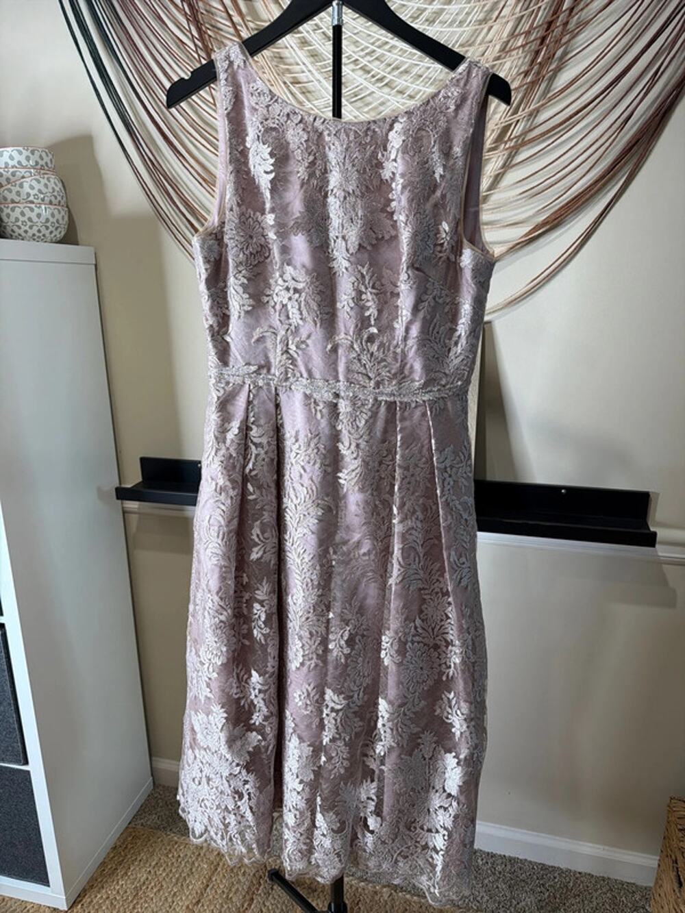 Adriana Papell 10 V-neck, lace fit, and flare dress EUC